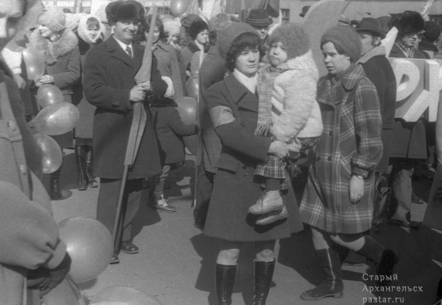 Коллектив ЦНТИ на майской демонстрации 1976 года
