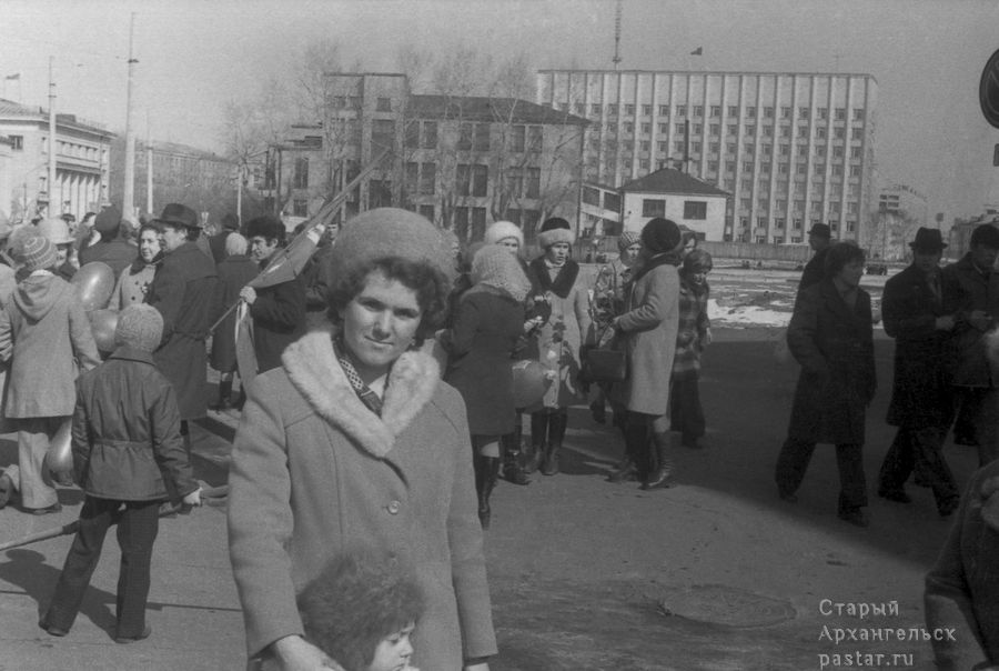 Коллектив ЦНТИ на майской демонстрации 1976 года
