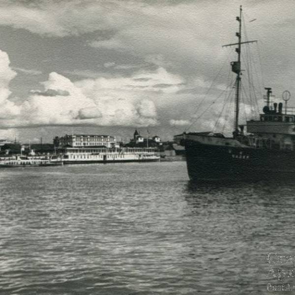 Вид правого берега с парохода 'Москва' при переправе на левый берег. 3 августа 1957 г.