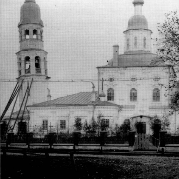 Падающая колокольня Успенской церкви