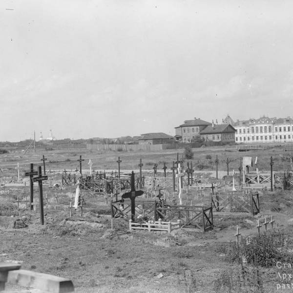 Вид с кладбища на богадельню Булычева. 1919 год