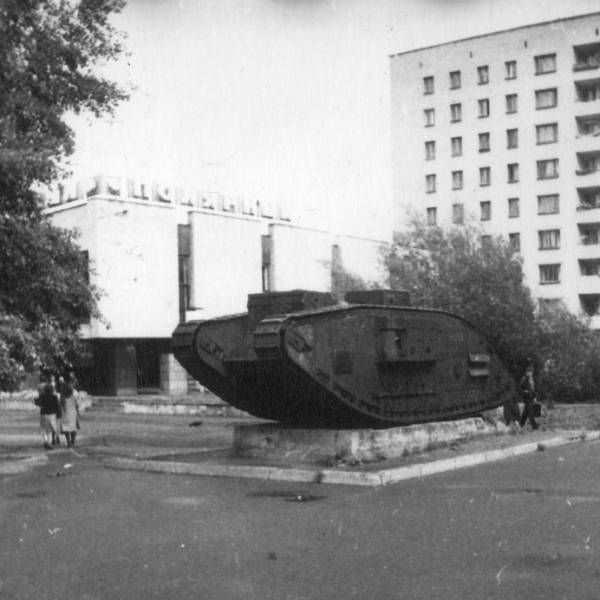 Английский танк рядом с рестораном Полярный