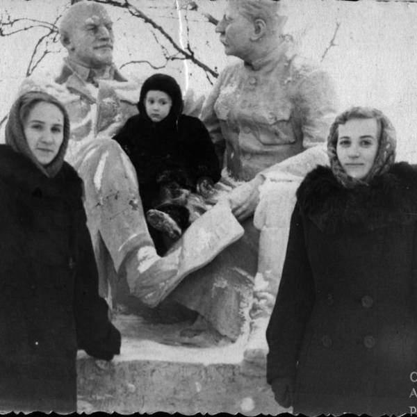Памятник Ленину и Сталину напротив главпочтамта. 1960-е
