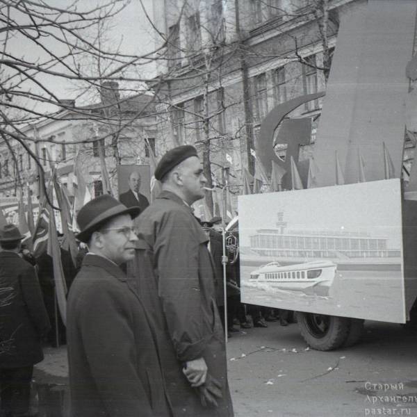Демонстрация на Набережной. Перекресток с Володарского. 1967 год.
