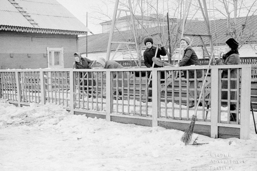 Уборка снега в детском парке. Приближение весны