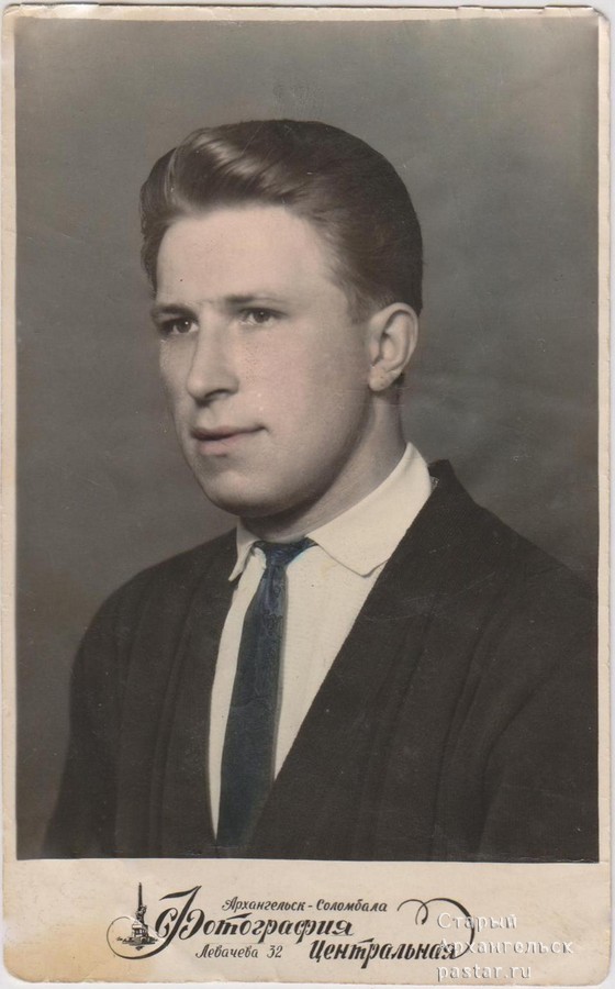 Центральная фотография на Левачева, 32 в Соломбале. Надпись на обороте: Родным от сына Вадима. 20 мая 1959 года.