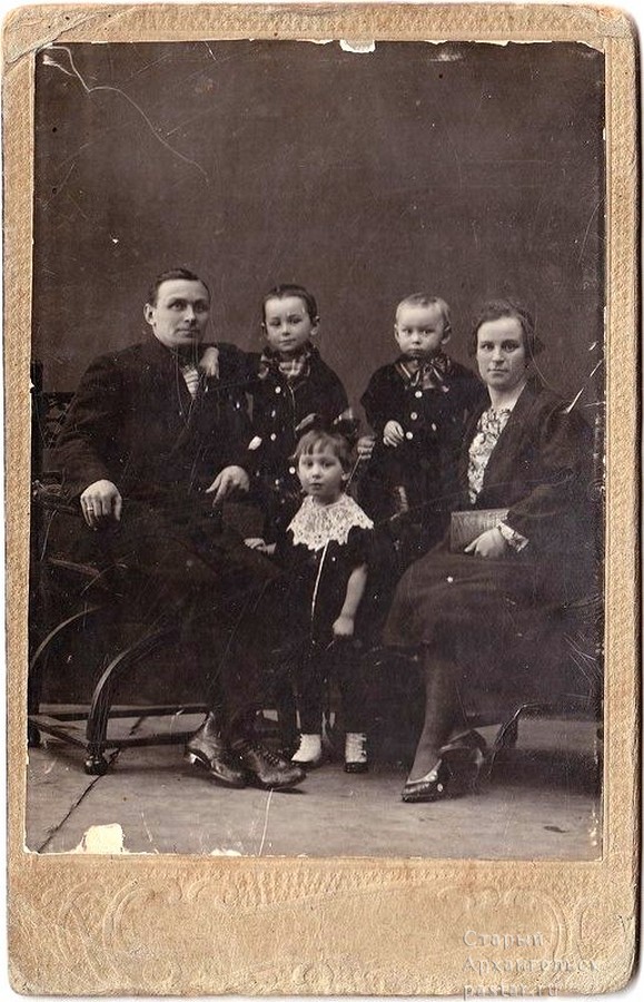 Семья Степановых. Конец 1920-х годов.