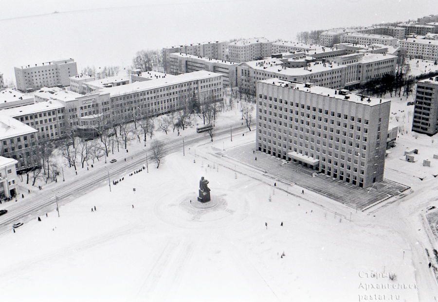 Зимний вид со здания проектных организаций на площадь Ленина
