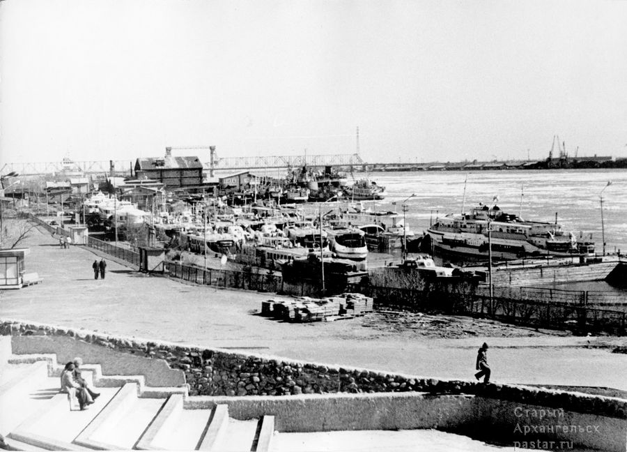 Вид на пригородный речной вокзал с крыши Дворца пионеров