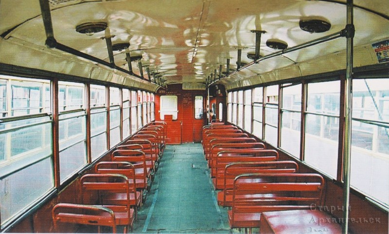 22. Типичный салон вагона РВЗ-6М2 в последние годы существования архангельского трамвая. 2002 год.