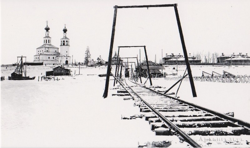 9. Ледовая трамвайная переправа через протоку Кузнечиху. На заднем плане — Троицкая церковь. 1926 год.