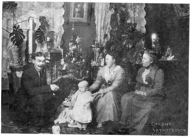 1913-1914. Архангельск. И.Ю.Соберг с женой, дочерью и тёщей. Новый год. 