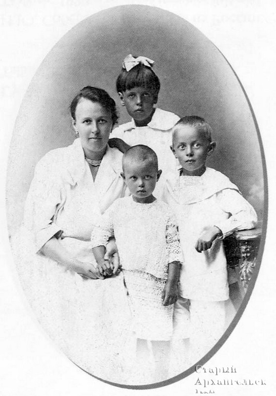 1920-е. М.А. Соберег с детьми после отъезда И.Ю. Соберга. Архангельск. 