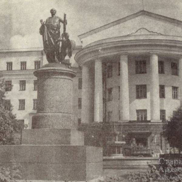Сооружение памятника Ломоносову