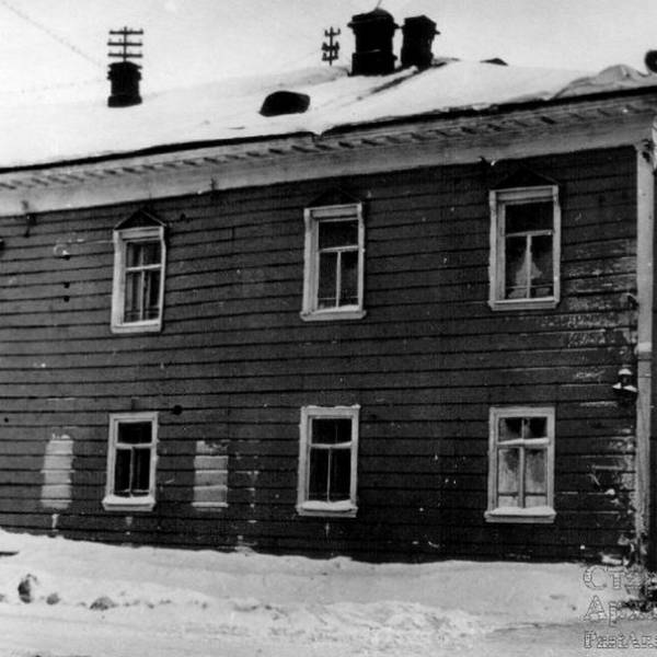 Бывший дом Дюковой. Набережная, 44; до 1914 г. Троицкий, 6. Фото А.А. Шалькевича, 1970-е г