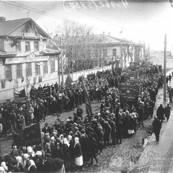 Начало проспекта П.Виноградова. Бывший дом Кривоноговых, №4. Фото Матова, 1 мая 1925 г