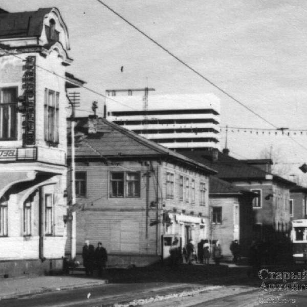 Четная сторона пр. П.Виноградова между ул. Серафимовича и Правды в 1970-х г. Дом №12. Фото Н.Г. Блохина