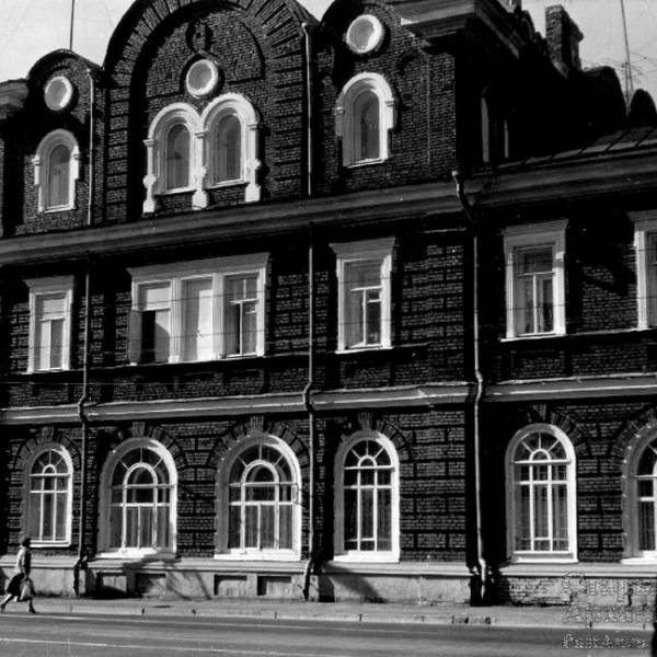 Трехэтажная часть здания бывшего Сурского подворья. Вид с проспекта. Фото А.А. Шалькевича, 1970-е гг.