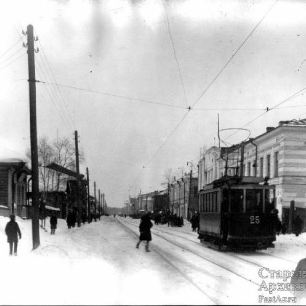 Вид пр. П.Виноградова между ул. Володарского и Поморская в 1930-х гг. Слева - №23, справа - №30