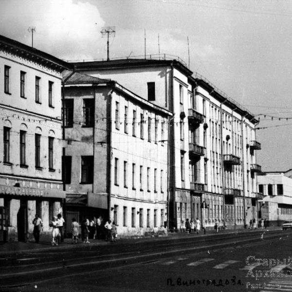 Четная сторона пр. П.Виноградова между ул. К.Либкнехта и Поморская в 1970-х гг. Дома №58 и 56