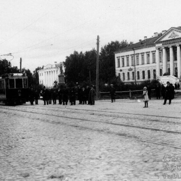 Трамвай на площади перед зданием Присутственных мест в 1910-х г
