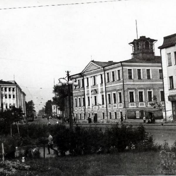 пр. П.Виноградова,84. Бывшее здание Ломоносовской гимназии в 1955 г.