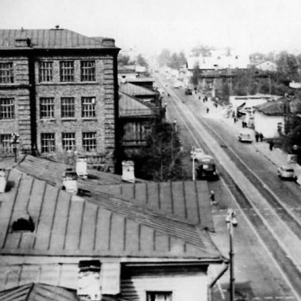 Перекресток пр. П.Виноградова и ул. К.Маркса в 1960-х г. Каменное здание 6-й школы