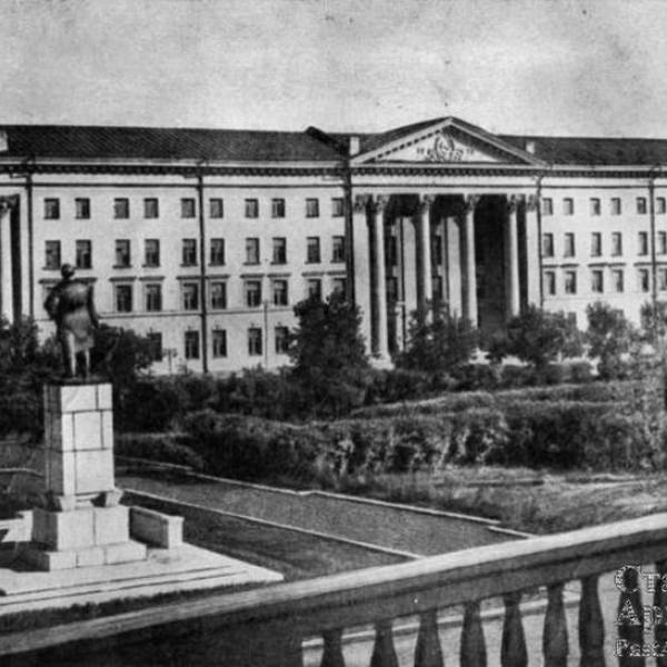 Здание Совнархоза на Октябрьской площади. (Построено в 1953 г.)