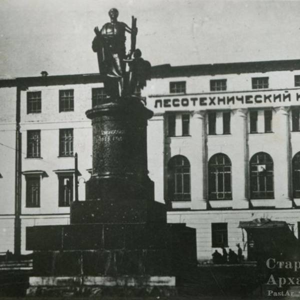 Лесотехнический Институт. Памятник Ломоносову