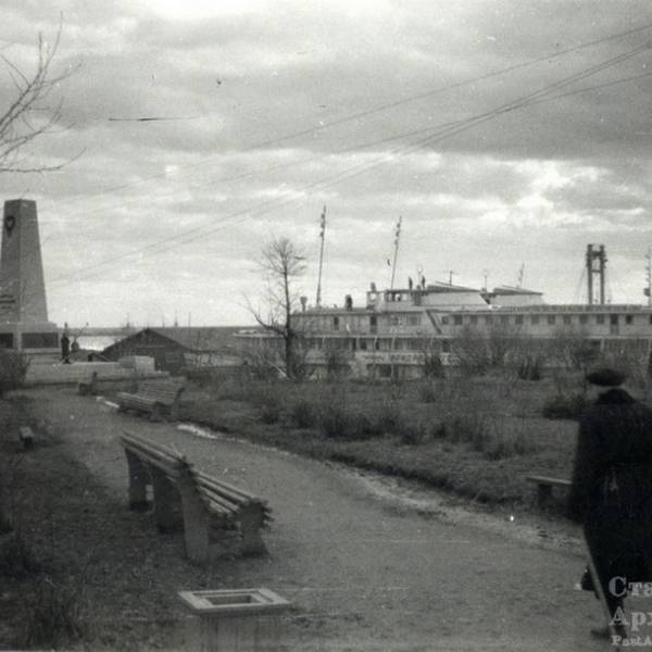 Сквер с памятником Жертвам интервенции. Конец 1950-х годов.