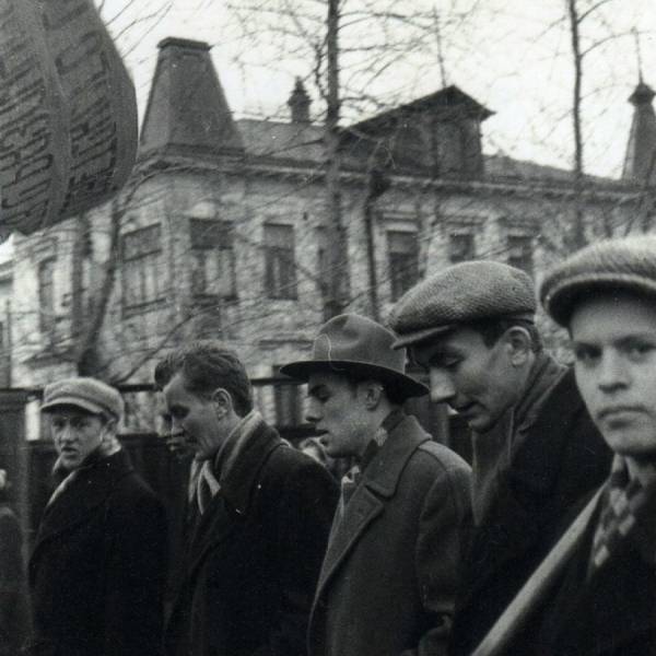 Студенты АЛТИ на Петроградском пр. около дома Плюснина. 7 ноября 1960 г.