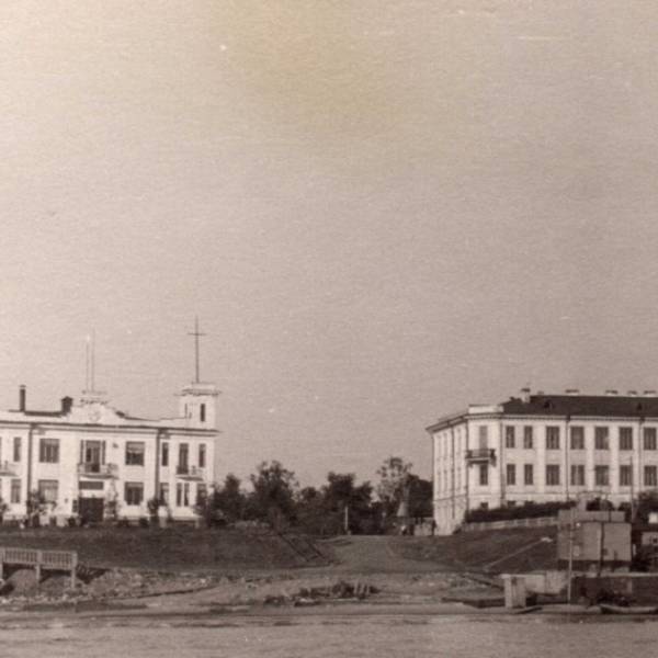 Северное морское пароходство и школа №4. Вид с реки. 1957 г.