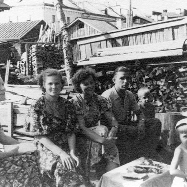 Во дворе дома на Попова. 1956-1957 гг.