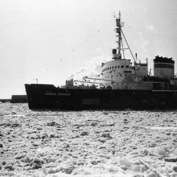 Ледокол 'Капитан Мелехов' у лесозавода №23 во время ледохода 8 мая 1964 года.