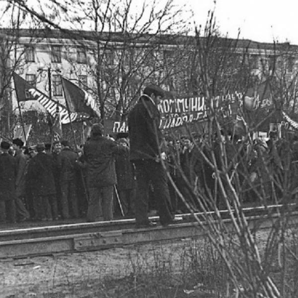 На демонстрации у АЛТИ. 1 Мая 1975 года