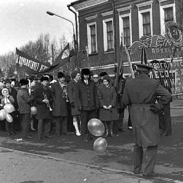 АЛТИ на демонстрации. 1 Мая 1975 года