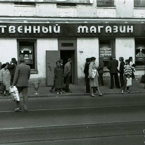 Продовольственный магазин на углу ул.К.Либкнехта и пр. Павлина Виноградова