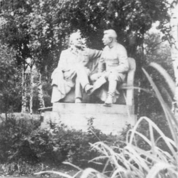 Памятник Ленину и Сталину