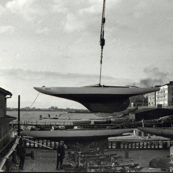Яхта 'Нептун' класса 'Дракон' над верандой яхт-клуба. Первая декада июня 1965 года.