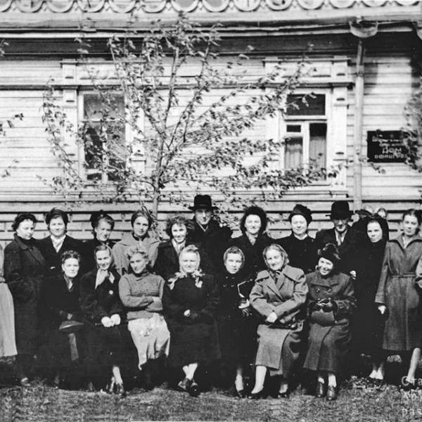 Хор и драматический коллектив областного Дома офицеров 9 апреля 1956 года (у здания ОДО)