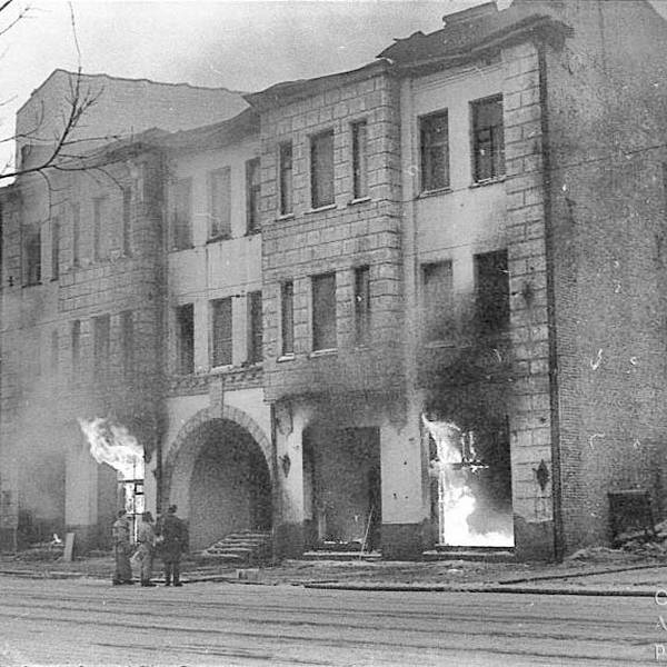 Последние дни здания на П.Виноградова, д. 82. Вид с проспекта. Конец 1972 года