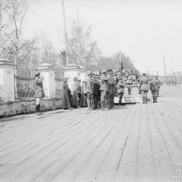У ограды Троицкого собора. 1919 год