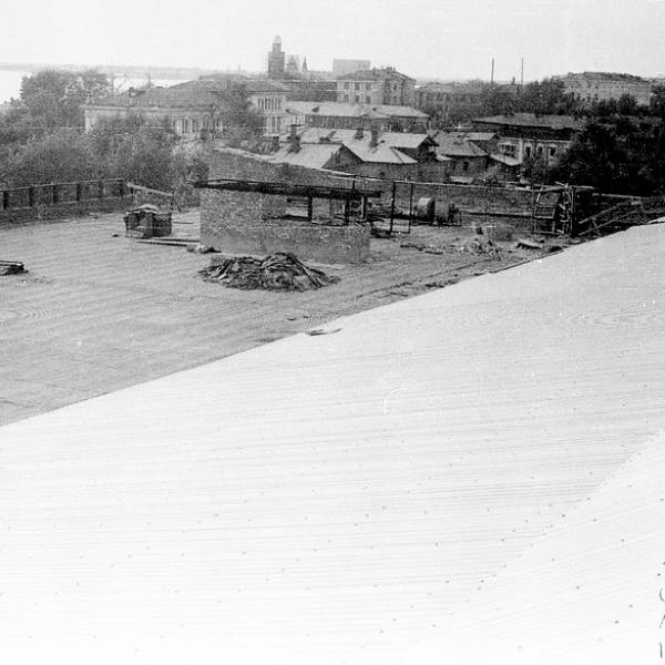 Вид с крыши крытого катка на Дворец пионеров