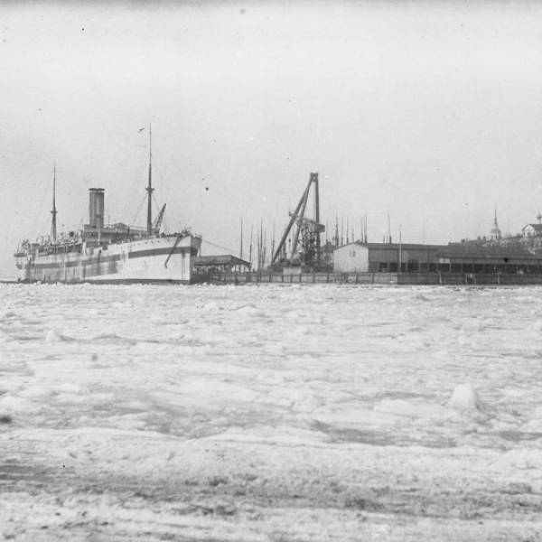Вид на Красную пристань со льда. Февраль 1919 год.