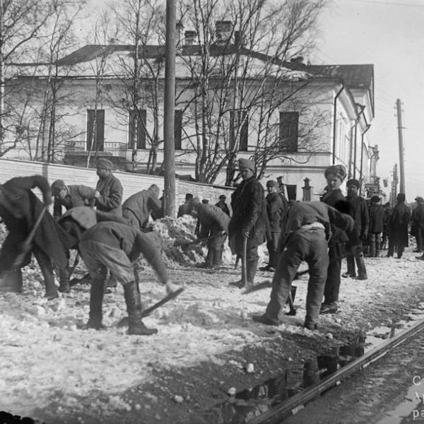 Уборка снега на Троицком. Апрель 1919 года