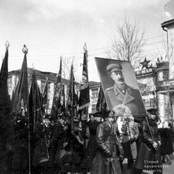 Демонстранты напротив магазина Юность. 1 мая 1952 года.