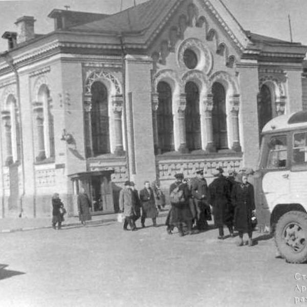 Перекресток Набережной и Театрального пер. 1951 год