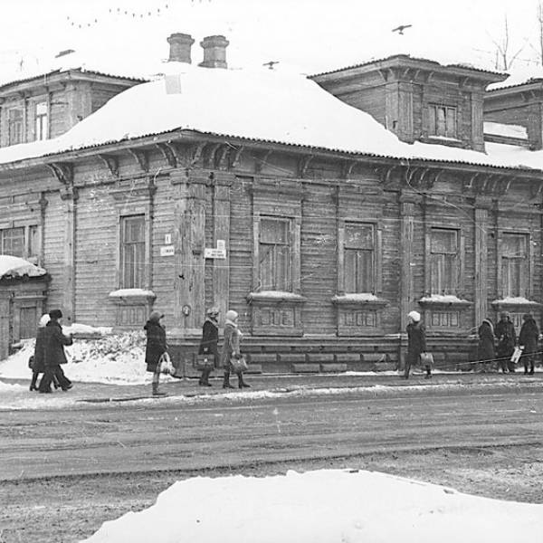 Дом на углу улиц Гайдара и Павлина Виноградова. Период 1980-1982 г.г.