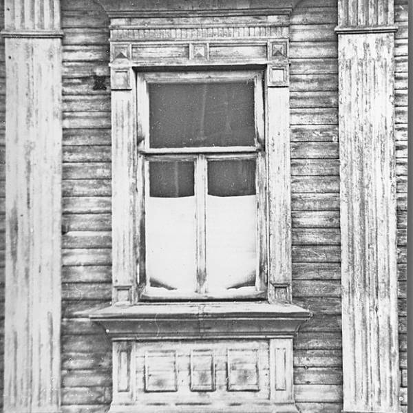 Фрагмент оформления фасада дома на углу улиц  Гайдара и Павлина Виноградова. 1980-82 гг.