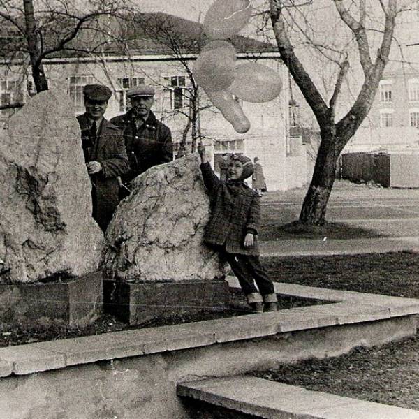 Павлина Виноградова напротив Архангельскгеолдобычи. 1 мая 1985 года